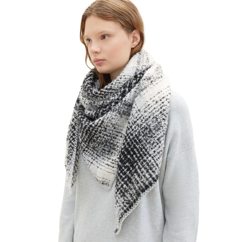 Scarf With Triangle Checkered Print