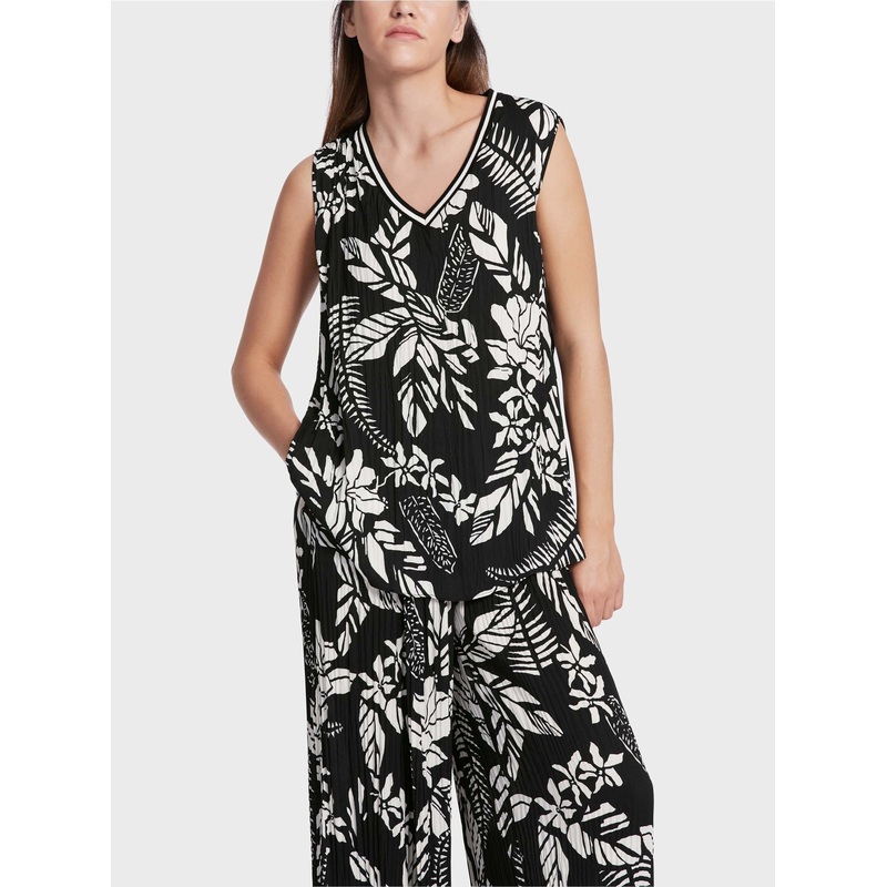 Sleeveless Top With Pleats