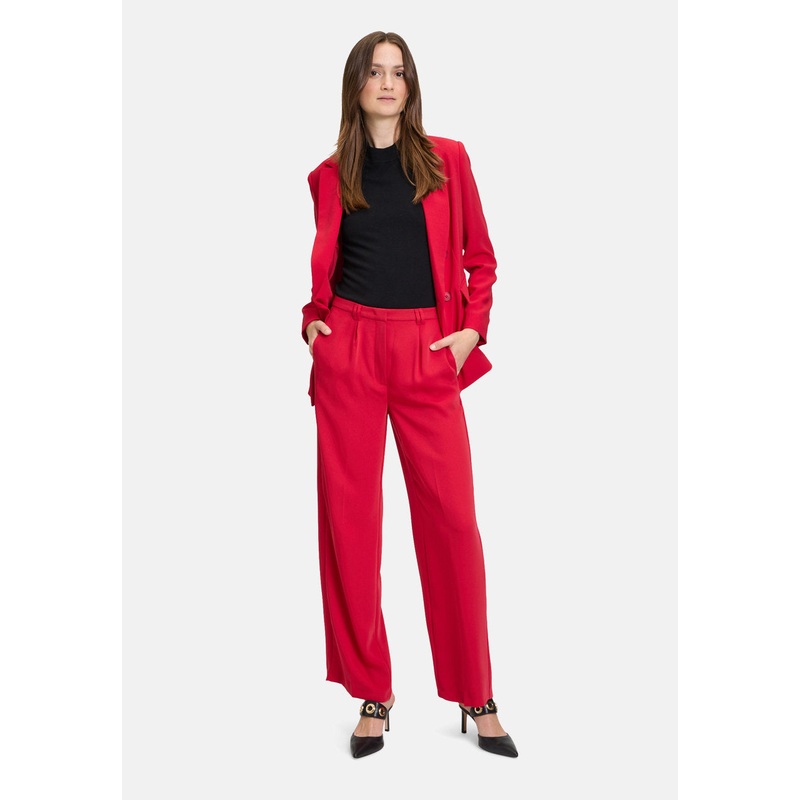 Tightening Pants With Pleats