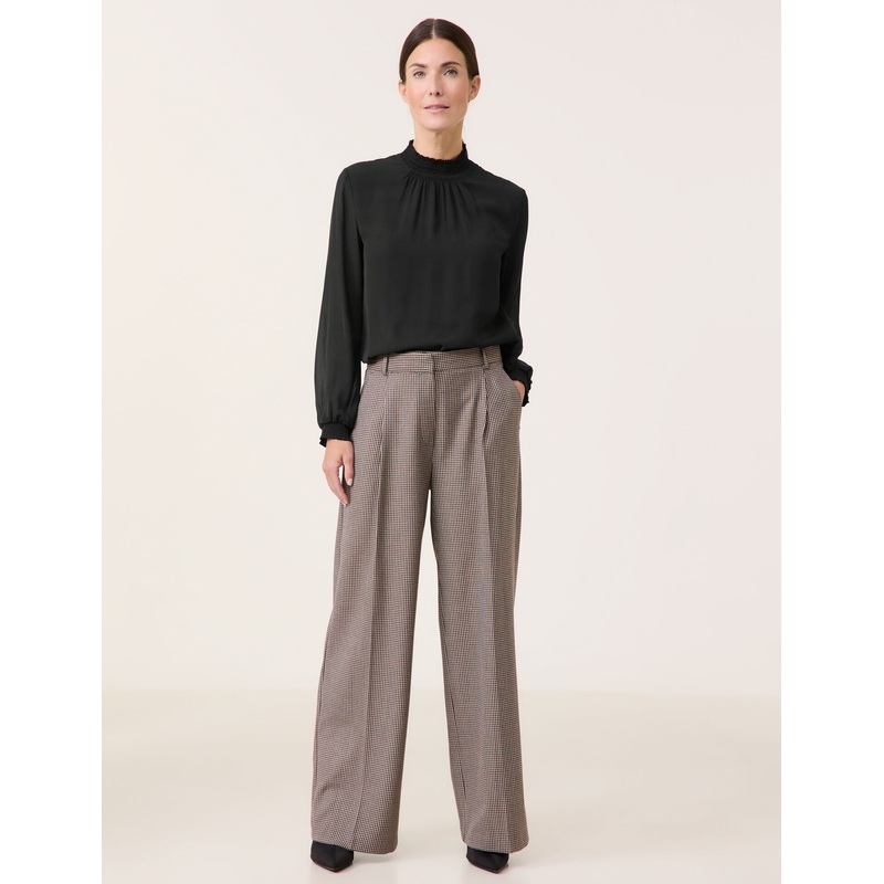 Wide Pants with Tap Entry
