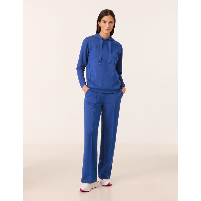 Fashionable Pull-On Trousers Made of Light Scuba